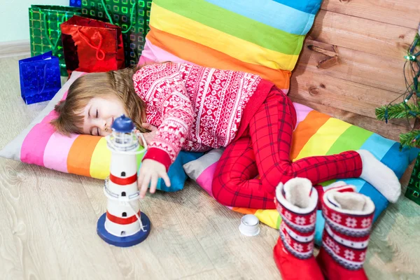 Jovem Cansada Adormecida Está Quarto Doméstico Véspera Natal — Fotografia de Stock