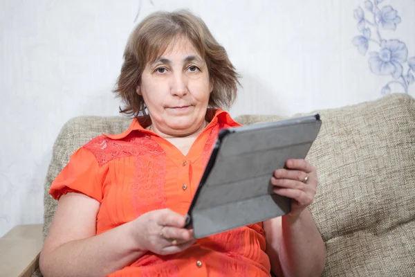 Middle Age Caucasian Woman Holding Tab Looking Camera One Person — Stock Photo, Image