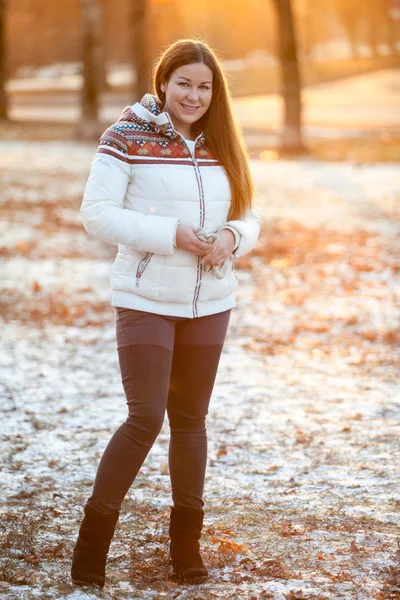 Attraktive Frau Steht Voller Länge Park Sonnenlicht Der Sonnenuntergangssonne — Stockfoto