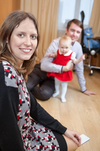 Moeder Kijken Naar Camera Terwijl Vader Spelen Met Baby Meisje — Stockfoto