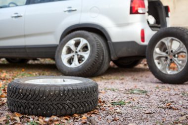 Kış tekerlekleri ve lastikler SUV arabaları içindir.