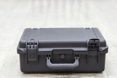 Kapalı plastik siyah koruyucu bir çanta.