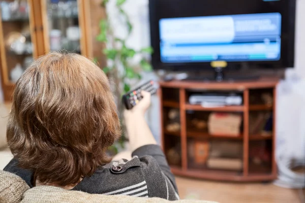 Mujer Caucásica Talla Que Gira Televisión Con Mando Distancia —  Fotos de Stock