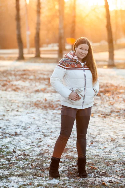 Jonge Vrouw Staat Full Lenght Het Winterpark Bij Zonsondergang Licht — Stockfoto