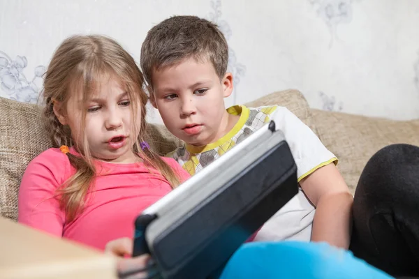 Hübsche Kaukasische Kinder Schauen Beim Spielen Auf Den Tablet Bildschirm — Stockfoto