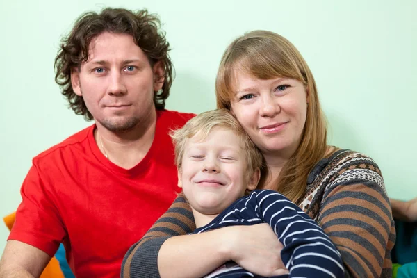 Szczęśliwy Kaukaski Obejmujący Portret Rodzinny Uśmiechniętym Synem — Zdjęcie stockowe