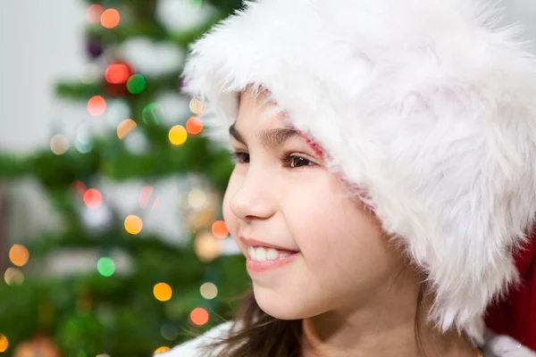 Lachend Jong Meisje Bont Kerstman Hoed Zijaanzicht Kopieer Cpace Met — Stockfoto