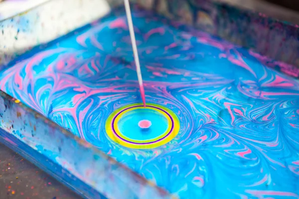 Nahaufnahme Der Herstellung Kreis Auf Wasseroberfläche Mit Stick Und Farbe — Stockfoto