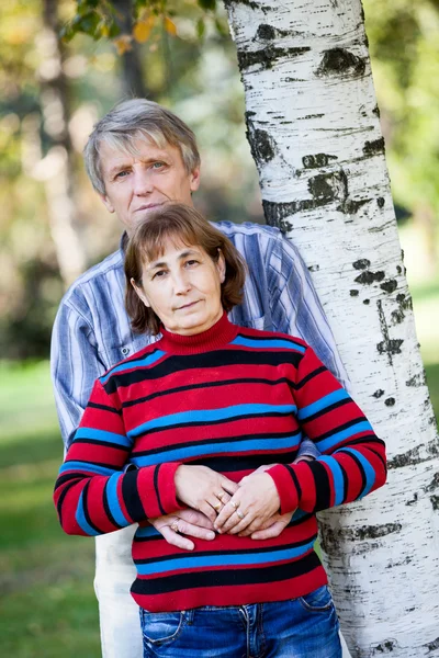 Hombre Mujer Mediana Edad Pie Parque Con Espalda Árbol —  Fotos de Stock