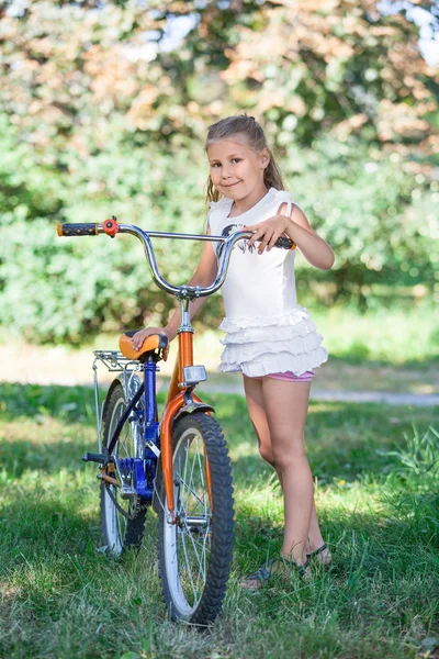 Jong Meisje Het Zomerpark Het Gras Naast Fiets — Stockfoto