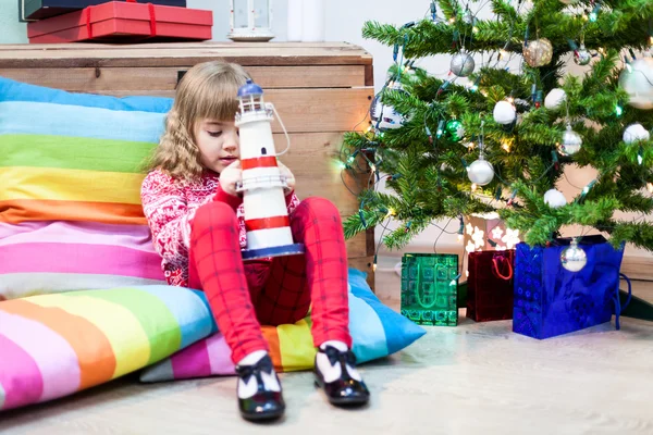 Κοριτσάκι Που Παίζει Παιχνίδι Παραμονή Χριστουγέννων Κάθεται Μαξιλάρια Κοντά Στο — Φωτογραφία Αρχείου