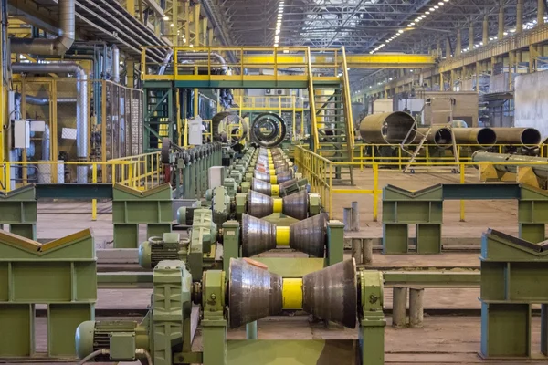 工厂内直径大的滚轧管生产线 — 图库照片