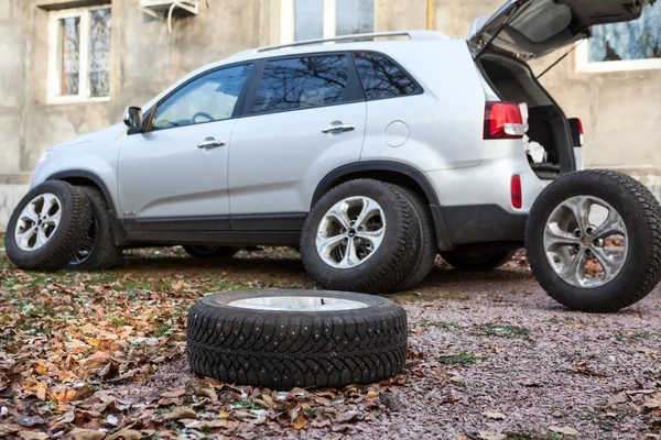 Suv Készen Áll Kerékcserére Téli Szezon Előtt — Stock Fotó