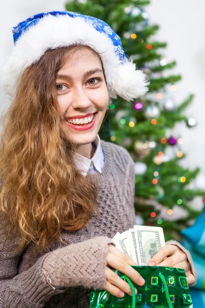 Kaukasische Junge Frau Nimmt Weihnachten Dollar Bargeld Aus Grünem Geschenktüte — Stockfoto