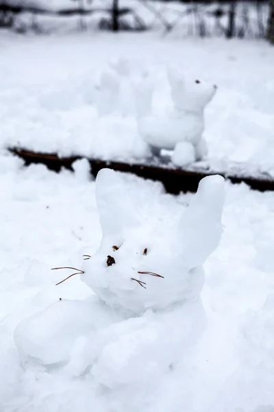 Κουνέλι Και Σκύλος Χιονάνθρωποι Χειμώνα — Φωτογραφία Αρχείου