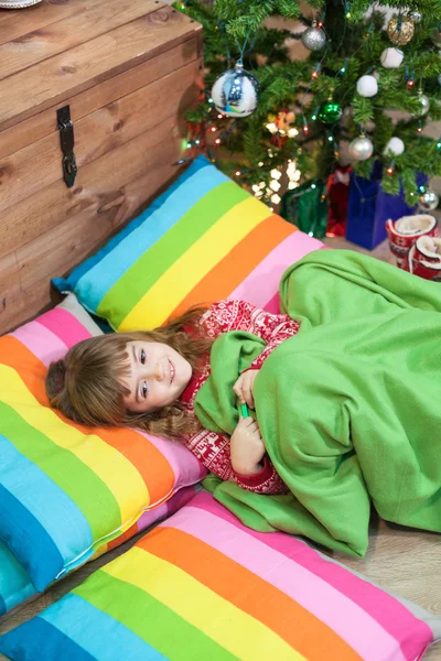 Щаслива Маленька Дівчинка Чекає Новий Рік Лежить Підлозі Біля Ялинки — стокове фото