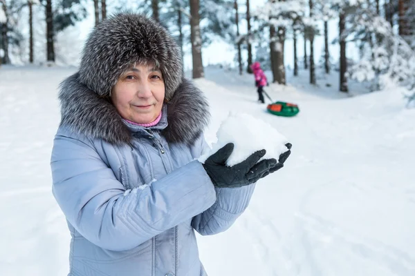 Dojrzałe Biały Kobieta Trzyma Śnieg Ręce Podczas Stojąc Rury Downhill — Zdjęcie stockowe