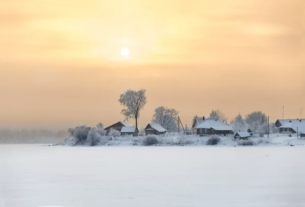 Vinter Solnedgång Över Byn Frusen Sjö Strand Ryssland — Stockfoto