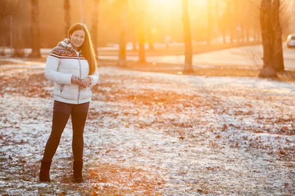 Mujer Caucásica Que Encuentra Parque Luz Del Sol Puesta Del —  Fotos de Stock