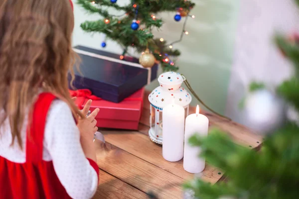 Крупним Планом Вид Ззаду Дитини Червоному Одязі Відкриває Різдвяні Коробки — стокове фото