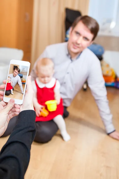 Батько Маленька Дочка Позує Матір Коли Вона Фотографує Мобільним Телефоном — стокове фото
