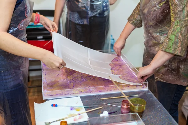 Pessoas Colocando Tecido Seda Partir Água Com Tintas Para Impressão — Fotografia de Stock