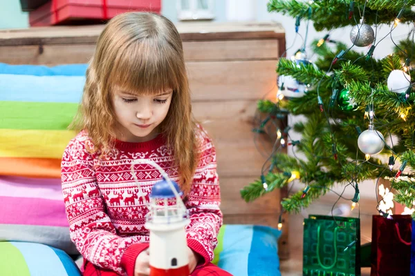 Маленька Дівчинка Червоному Різдвяному Одязі Грає Біля Зеленого Дерева — стокове фото