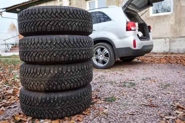 Winterräder Und Winterreifen Zum Wechseln Der Nähe Des Autos Kopierraum — Stockfoto