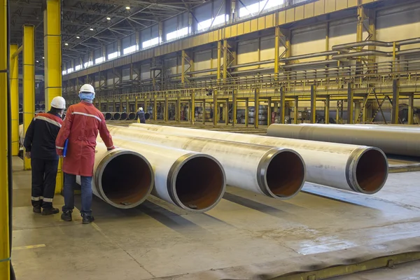 Trabalhadores Engenheiros Proteção Hardhat Estão Oficina Fábrica Metalúrgica — Fotografia de Stock