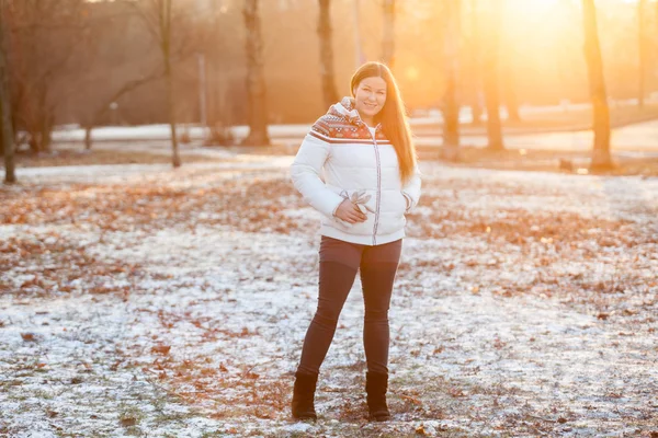 Attraktive Frau Lächelt Park Sonnenlicht Der Sonnenuntergangssonne Kopierraum — Stockfoto