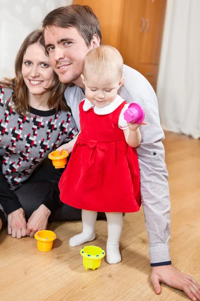 Jovens Pais Felizes Brincando Com Sua Filha Bebê Chão — Fotografia de Stock