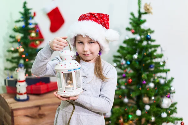 Kind Een Rode Kerstmuts Bij Kerstboom Met Een Lantaarn Met — Stockfoto