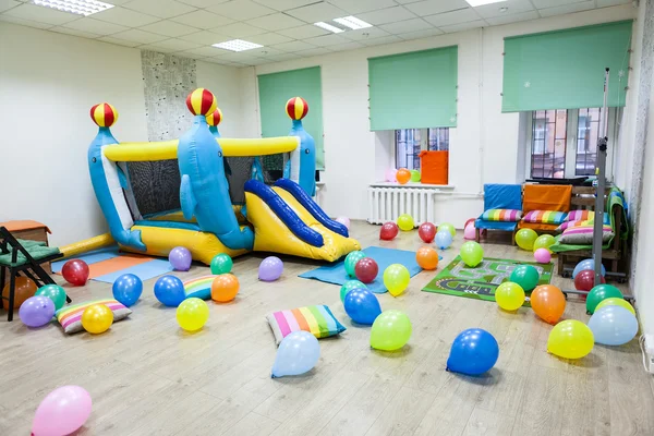Interior Quarto Com Trampolim Inflável Para Crianças Aniversário Festa — Fotografia de Stock