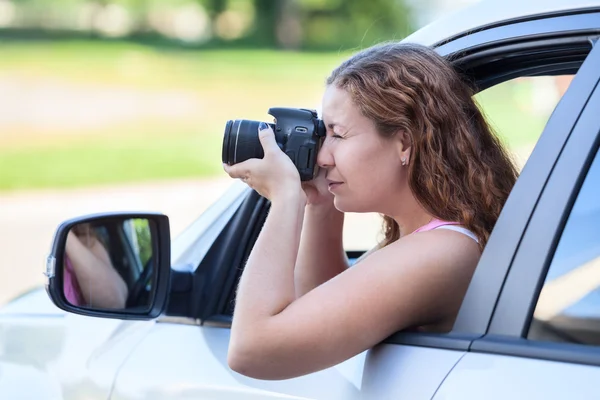 Fotógrafo Motorista Fotografando Com Câmera Slr Enquanto Sentado Dentro Veículo — Fotografia de Stock