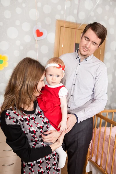 Moeder Houdt Haar Dochter Bed Kamer Met Vader Staan Buurt — Stockfoto