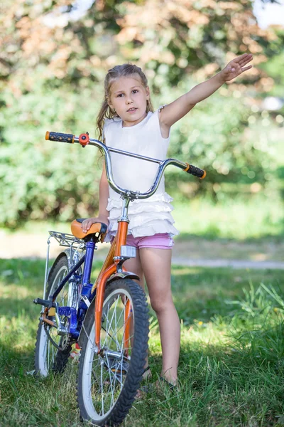 Siebenjähriges Mädchen Steht Mit Fahrrad Park — Stockfoto