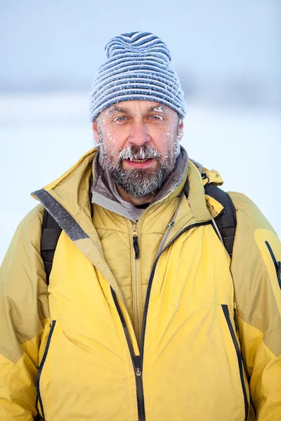 Mann Mit Gefrorenen Haaren Wintertag — Stockfoto