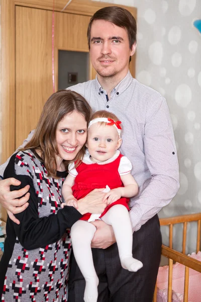 Vrolijke Ouders Met Hun Dochtertje Slaapkamer — Stockfoto