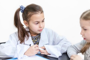 Genç doktor, beyaz arka plandaki pasifliği dinle.