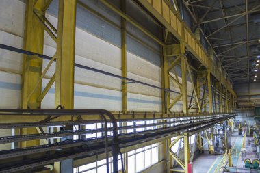 Endüstriyel iletişim ve kapalı alandaki üretim atölyelerinin metal kolonları