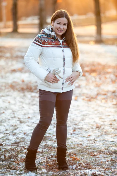 Giovane Donna Caucasica Piedi Full Lenght Nel Parco Alla Luce — Foto Stock