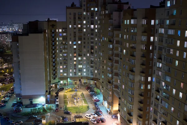 Bangunan Apartemen Pada Malam Hari Dengan Cahaya Jendela Fasad — Stok Foto