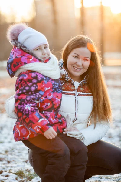 Kind Zittend Met Moeder Een Wandeling Het Park Zonnestralen Van — Stockfoto