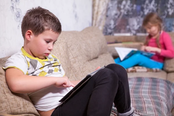 Crianças Caucasianas Sentadas Quarto Doméstico Com Tablet Livro Papel — Fotografia de Stock