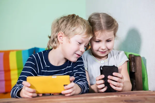 Bambini Caucasici Allegri Con Smartphone Mano Giocare — Foto Stock