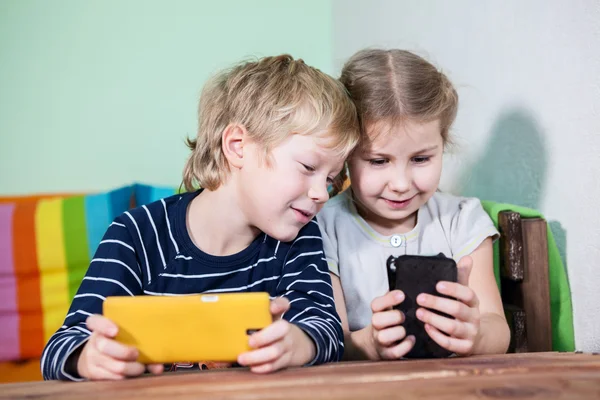 Niños Caucásicos Alegres Con Teléfonos Inteligentes Las Manos Jugando — Foto de Stock