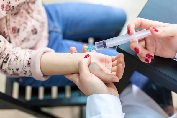 Médecin Fait Vaccination Main Enfant Vue Près — Photo