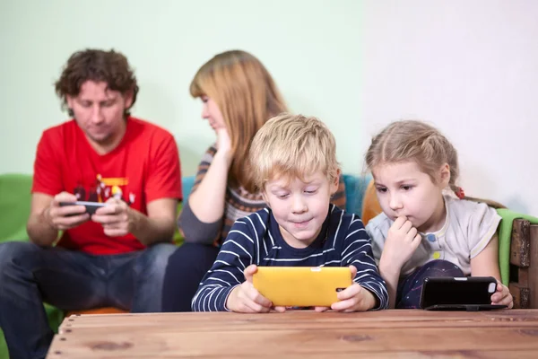 Die Ganze Kaukasische Familie Sitzt Fasziniert Auf Telefonen Und Smartphones — Stockfoto