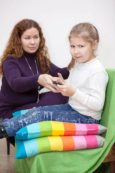 Game Dependence Child Mother Takes Away Smartphone — Stock Photo, Image