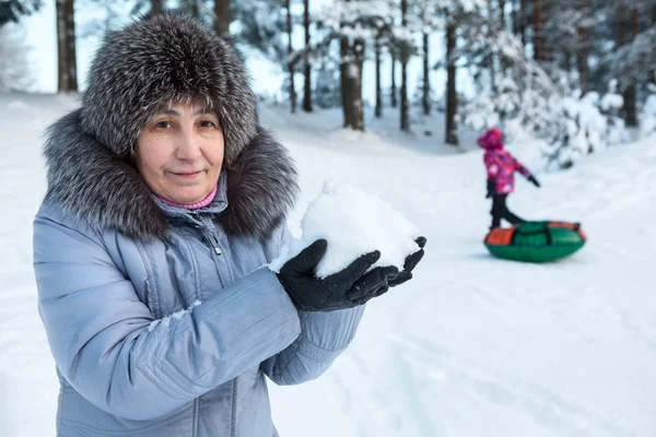 Leende Vit Kvinna Med Snö Händerna Med Barn Ridning Snö — Stockfoto